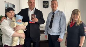 Свердловские полицейские вручили российский паспорт добровольцу СВО из СНГ